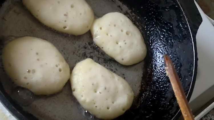 ilagay ang pancake sa kawali