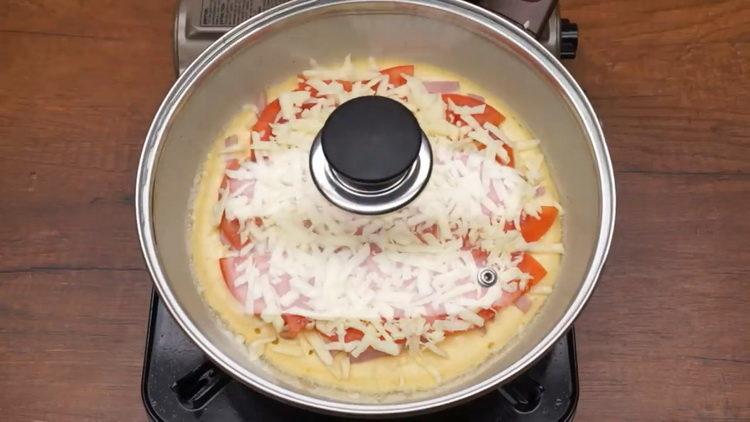 pizza sa isang kawali sa 10 minuto