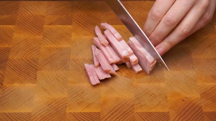 I-chop ang sausage