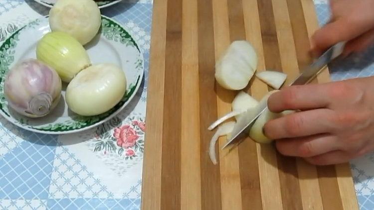 يقطع البصل