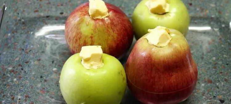 сложете ябълки върху лист за печене