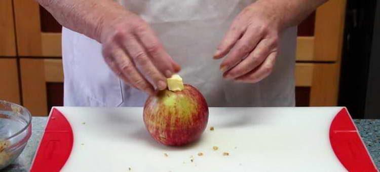 βάλτε το βούτυρο σε ένα μήλο