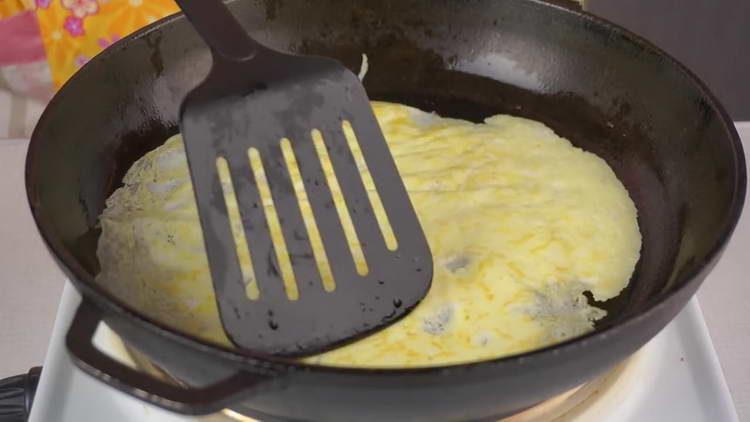 запържете палачинка с яйца от двете страни