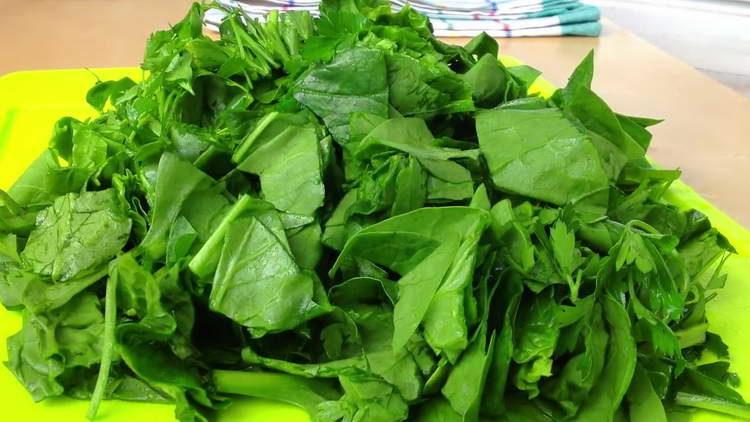 tritare gli spinaci e le verdure