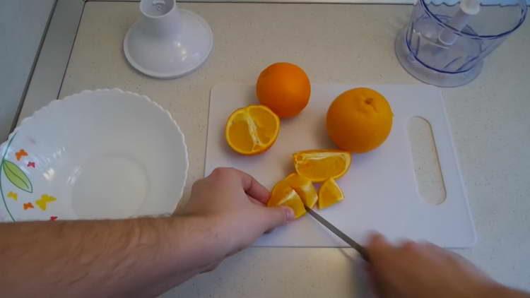 Orangen in Scheiben schneiden