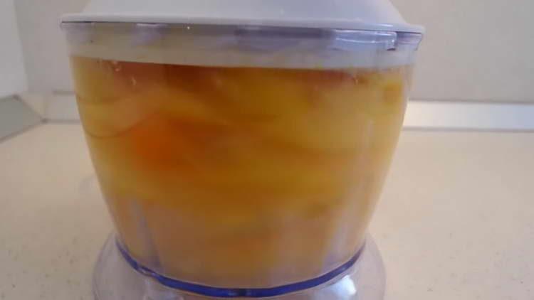 Schicken Sie die Orangen in einen Mixer