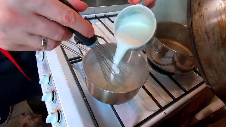 изсипете мляко в брашно