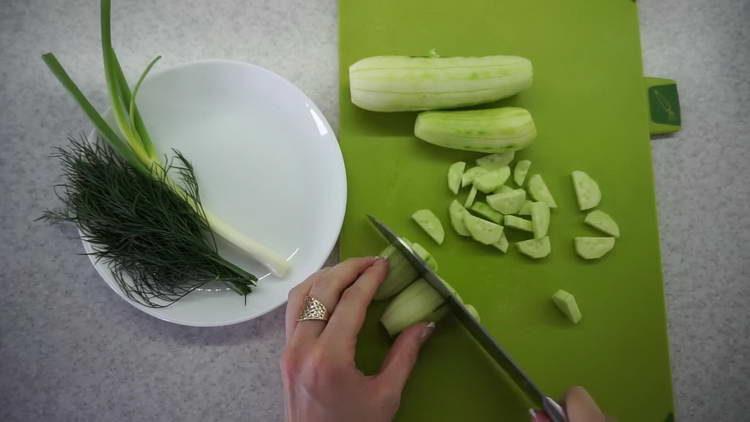 tagliare i cetrioli a fette