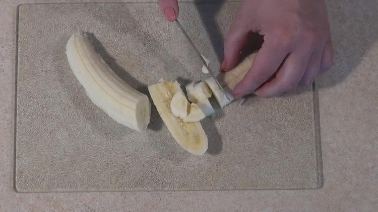 apróra vágjuk a banánt