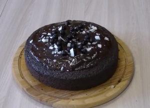 Chocolate cake para sa dalawa o tatlong beses ayon sa isang sunud-sunod na recipe na may isang larawan