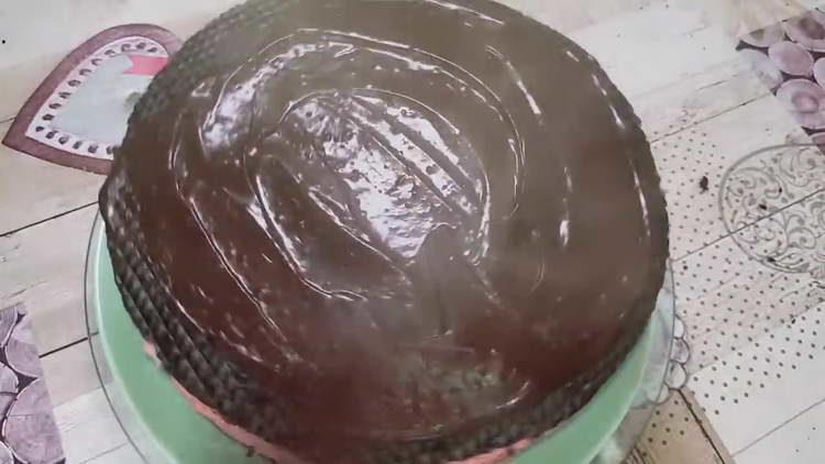 Gießen Sie den Kuchen mit Schokoladenglasur