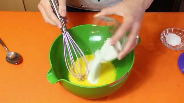 mescolare le uova con lo zucchero