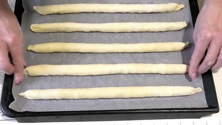 ilagay ang mga tubes sa isang baking sheet