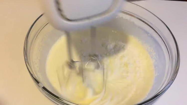 постепенно въведете брашното в тестото
