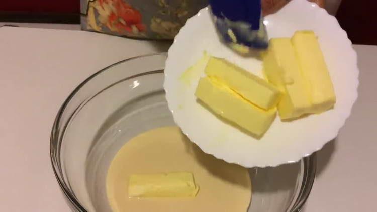 Kombinieren Sie Kondensmilch und Butter