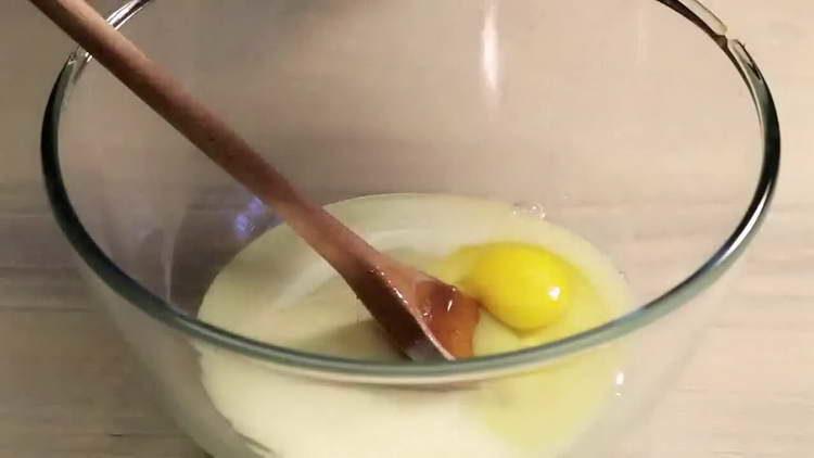 смесете яйцето и кондензираното мляко