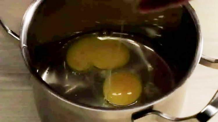 megtörni három tojást