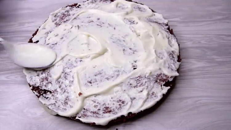grasa ang cream sa pangalawang cake