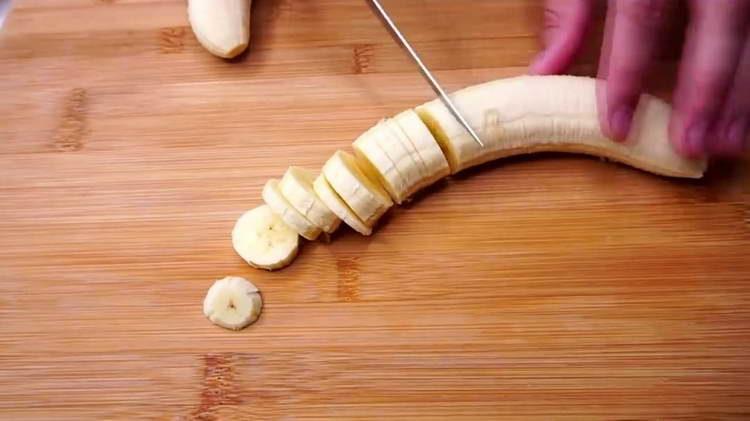 tagliare a pezzi la banana
