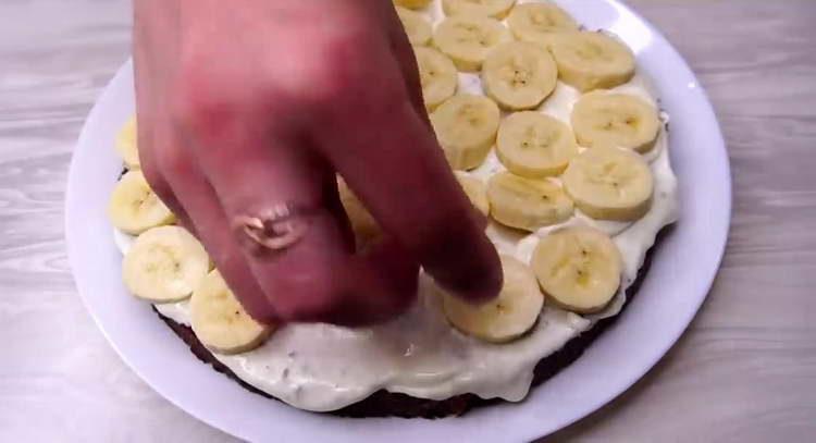 сложете бананите върху тортата