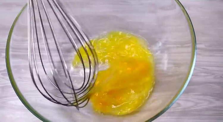 mescolare le uova con il sale