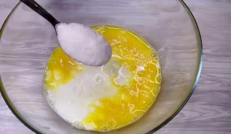 изсипете захарта в яйцата