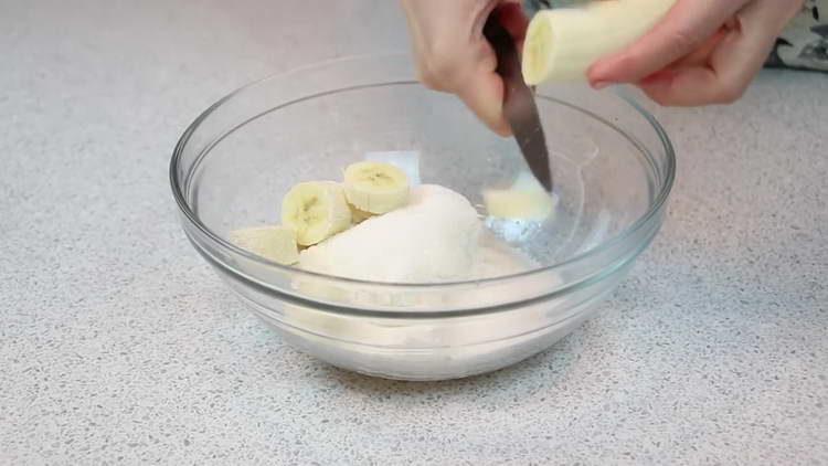 смесете бананите със захарта