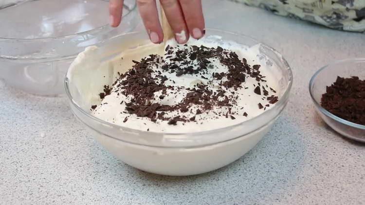 aggiungere il cioccolato grattugiato alla crema
