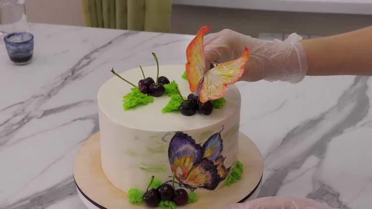 украсете тортата с пеперуди