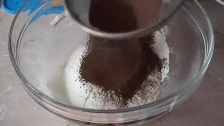 setacciare la farina e il cacao