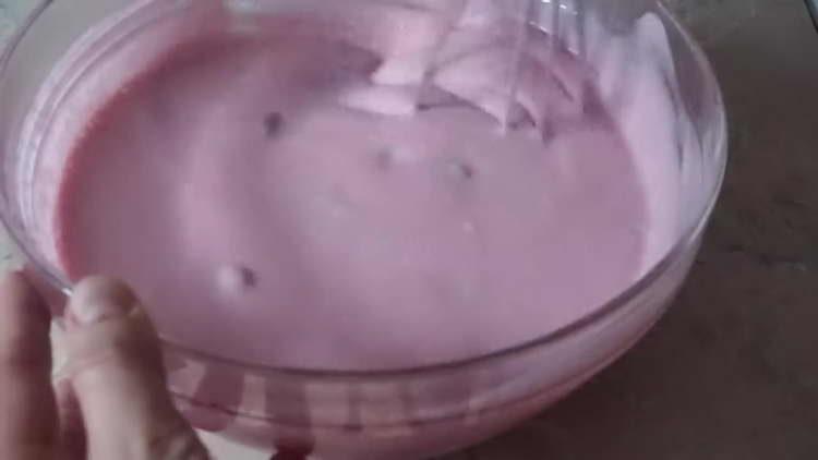 mescolare le ciliegie con gelatina e panna acida