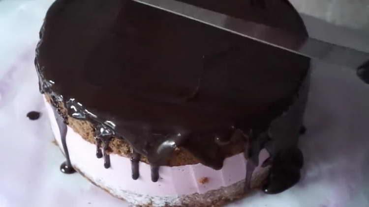 Gießen Sie den Kuchen mit Schokoladenganache