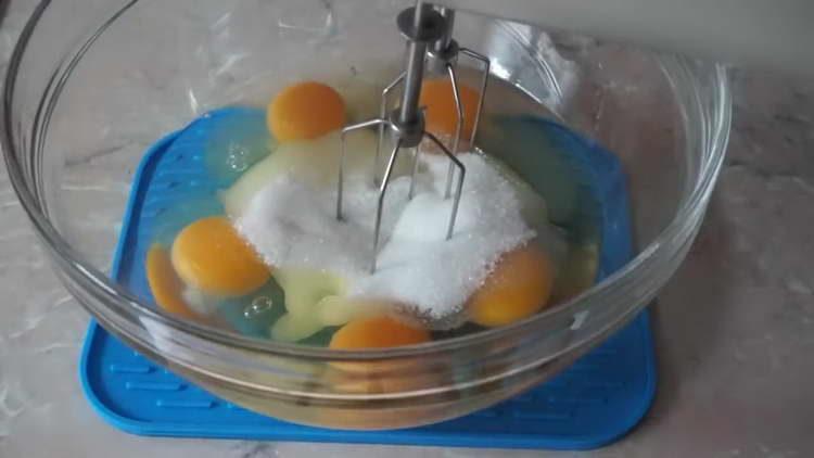 ανακατέψτε τα αυγά και τη ζάχαρη με ένα μίξερ