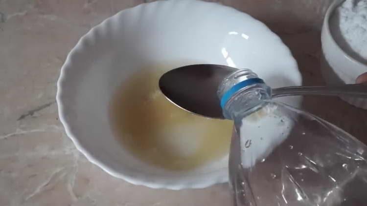 изсипете желатина с вода