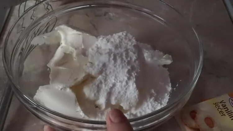 смесете заквасена сметана и гранулирана захар