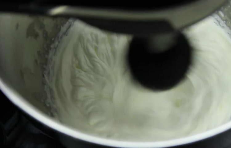 ibuhos ang cream sa mangkok