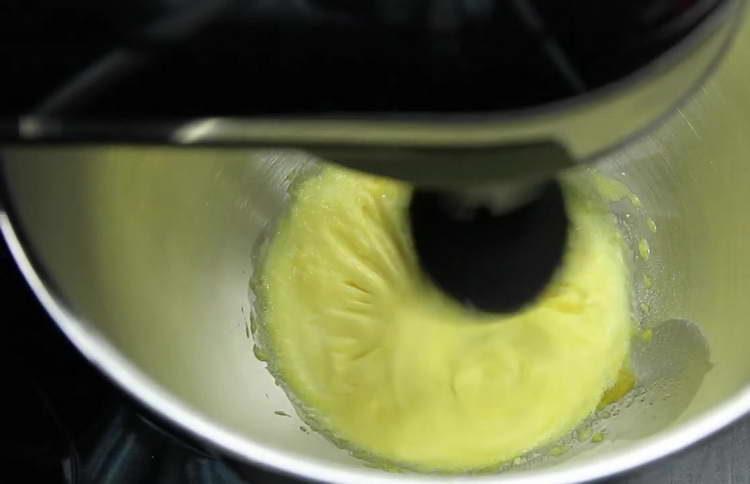 talunin ang mga yolks sa isang blender