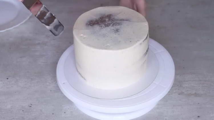 ungere la torta con la crema su tutti i lati
