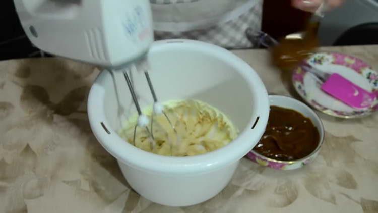 ρίξτε το συμπυκνωμένο γάλα σε ξινή κρέμα