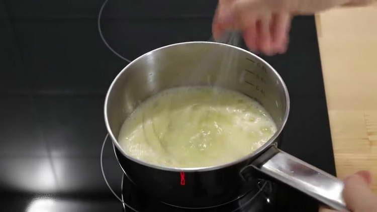  Gießen Sie Milch in eine Eigelbmischung