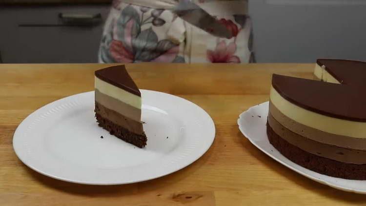 trys šokoladiniai pyragai