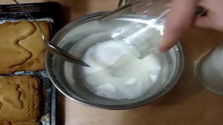 изсипете захар във вода