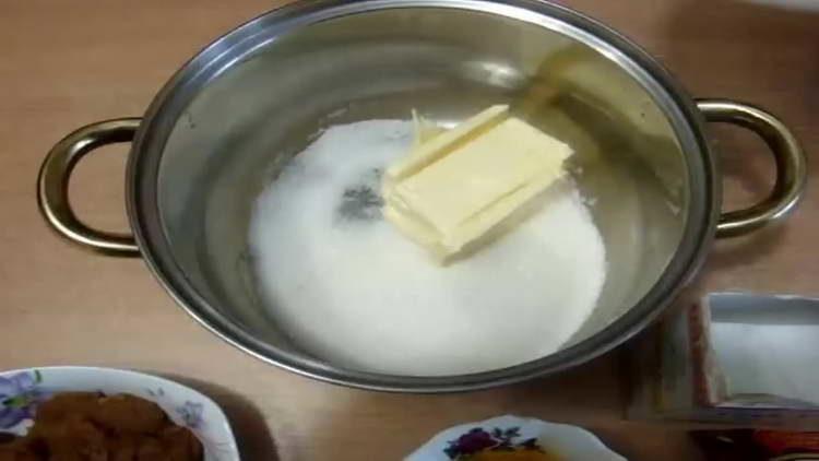 Butter in Zucker geben