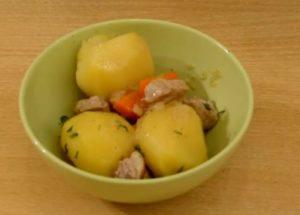dušené brambory s vepřovým masem