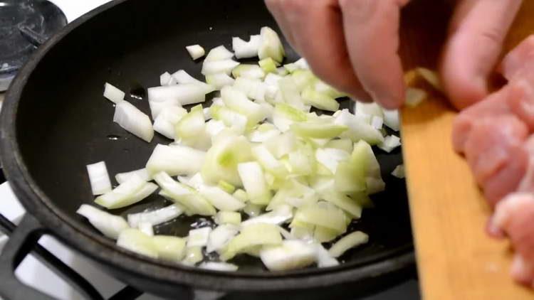 βάλτε το κρεμμύδι σε μια κατσαρόλα